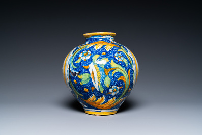 Een 'vaso a palla' in Italiaanse majolica met een man met een tulband, atelier Maestro Domenico, Veneti&euml;, midden 16e eeuw