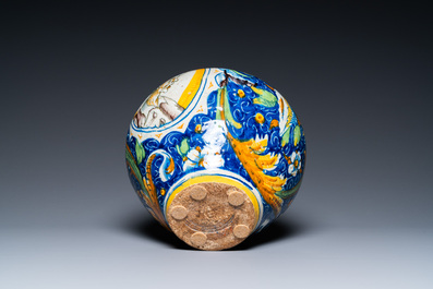 Een 'vaso a palla' in Italiaanse majolica met een man met een tulband, atelier Maestro Domenico, Veneti&euml;, midden 16e eeuw