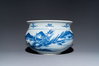Un br&ucirc;le-parfum en porcelaine de Chine en bleu et blanc, Kangxi