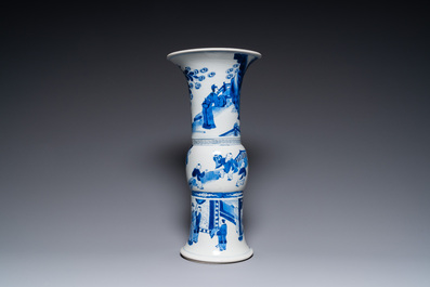 Un vase de forme 'gu' en porcelaine de Chine en bleu et blanc, Kangxi