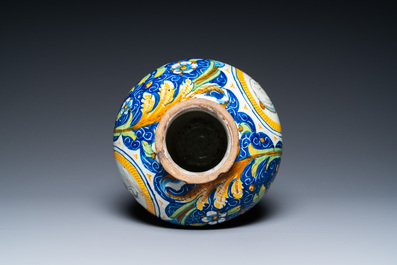 Een 'vaso a palla' in Italiaanse majolica met een man met een tulband, atelier Maestro Domenico, Veneti&euml;, midden 16e eeuw
