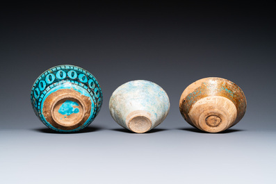 Une collection de trois bols et deux plats en c&eacute;ramique &agrave; &eacute;mail turquoise, Moyen-Orient, e.o. Koubachi, 13&egrave;me et apr&egrave;s