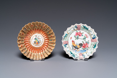 Een gelobde Chinese vergulde famille rose 'lotus' kop en schotel en &eacute;&eacute;n met hanen, Yongzheng/Qianlong
