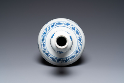 A Chinese blue and white 'Hatcher cargo' bottle vase, Transitional period