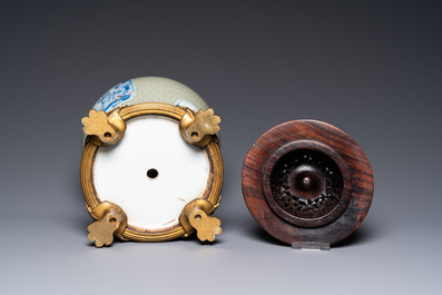 Een Chinese celadon 'lotusslingers' vaas met blauw-witte en koperrode panelen, Kangxi