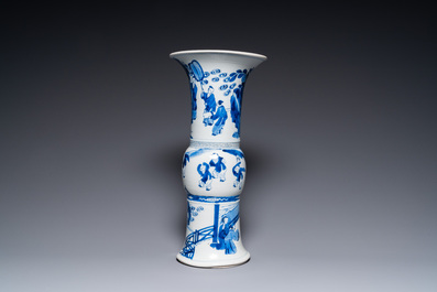 Un vase de forme 'gu' en porcelaine de Chine en bleu et blanc, Kangxi