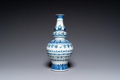 Een Chinese blauw-witte kalebasvaas, Jiajing merk, Qing
