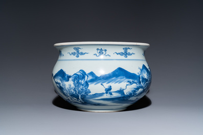Un br&ucirc;le-parfum en porcelaine de Chine en bleu et blanc, Kangxi