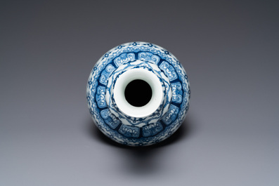 Een Chinese blauw-witte kalebasvaas, Jiajing merk, Qing