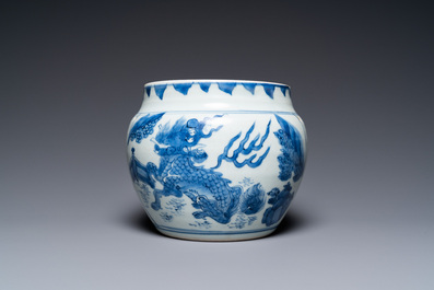 Een Chinese blauw-witte 'kylin' kom met later houten deksel, Transitie periode