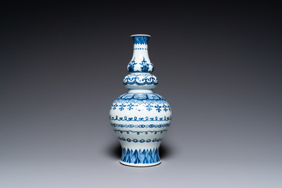 Een Chinese blauw-witte kalebasvaas, Jiajing merk, Qing