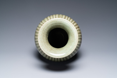 Een Chinese geribde Longquan celadon vaas, Ming
