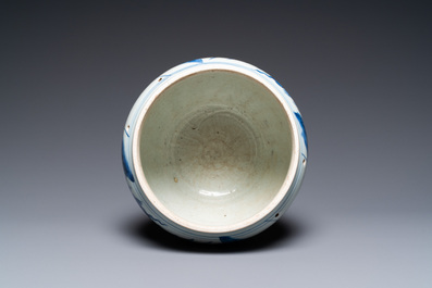 Een Chinese blauw-witte 'kylin' kom met later houten deksel, Transitie periode