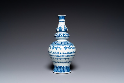 Een Chinese blauw-witte kalebasvaas, Jiajing merk, Qing