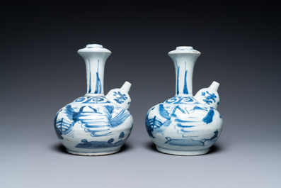 Une paire de kendis en porcelaine de Chine en bleu et blanc &agrave; d&eacute;cor d'un personnage dans un paysage, Wanli