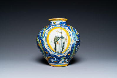 Een 'vaso a palla' in Italiaanse majolica met een man met een tulband, atelier Maestro Domenico, Veneti&euml;, midden 16e eeuw