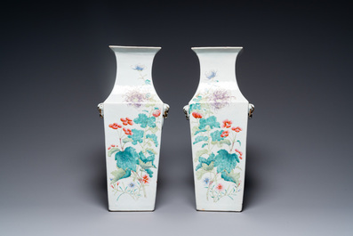 A pair of Chinese famille rose square vases, 19/20th C.
