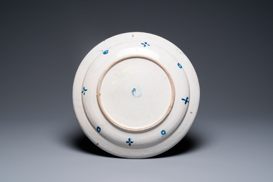Un plat en fa&iuml;ence de Delft polychrome &agrave; d&eacute;cor d'un violoniste, 1er quart du 18&egrave;me