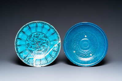 Une collection de trois bols et deux plats en c&eacute;ramique &agrave; &eacute;mail turquoise, Moyen-Orient, e.o. Koubachi, 13&egrave;me et apr&egrave;s