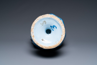 Une grande verseuse &agrave; pans coup&eacute;s en fa&iuml;ence de Nevers en bleu et blanc &agrave; d&eacute;cor chinois, fin du 17&egrave;me
