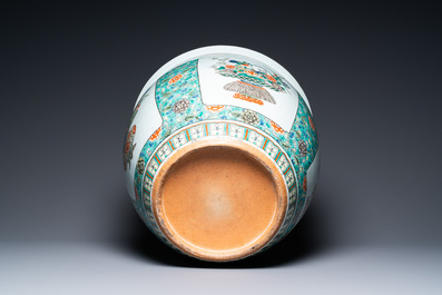 Une paire de vases couverts en porcelaine de Chine famille verte et un aquarium, 19&egrave;me