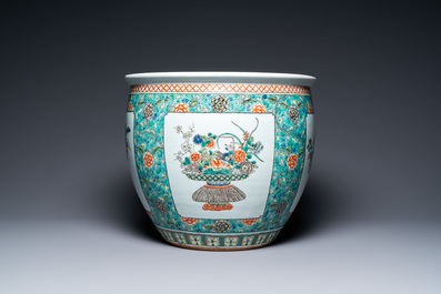 Une paire de vases couverts en porcelaine de Chine famille verte et un aquarium, 19&egrave;me