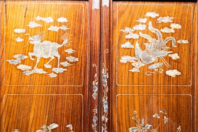 Quatre panneaux en bois incrust&eacute; de nacre, Chine ou Vietnam, 19/20&egrave;me