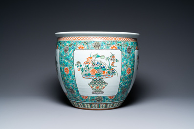 Une paire de vases couverts en porcelaine de Chine famille verte et un aquarium, 19&egrave;me