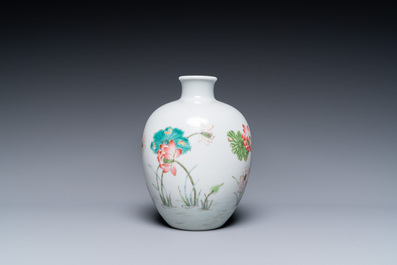 Un vase de forme globulaire en porcelaine de Chine famille rose, marque de Daoguang, R&eacute;publique