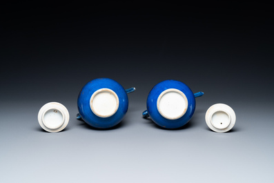 Une paire de verseuses couvertes en porcelaine de Chine bleu poudr&eacute; &agrave; d&eacute;cor dor&eacute;, Kangxi