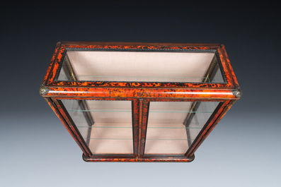 Een vitrinekast met schildpadfineer op beschilderd houten onderstel,  Maison Franck, ca. 1900