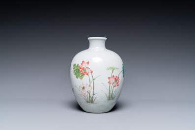 Un vase de forme globulaire en porcelaine de Chine famille rose, marque de Daoguang, R&eacute;publique