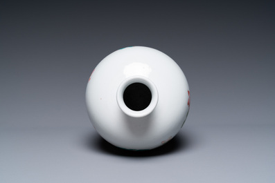 Un vase de forme globulaire en porcelaine de Chine famille rose, marque de Daoguang, R&eacute;publique