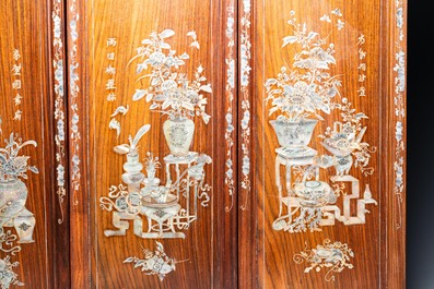 Quatre panneaux en bois incrust&eacute; de nacre, Chine ou Vietnam, 19/20&egrave;me