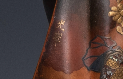 Un okimono d'une geisha en bois, laque, ivoire et nacre, Japon, Meiji, 19&egrave;me