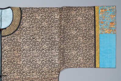 A Chinese embroidered silk woman's robe with floral scrolls, 19th C.