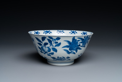 Een Chinese blauw-witte 'sanduo' kom, Kangxi merk en periode