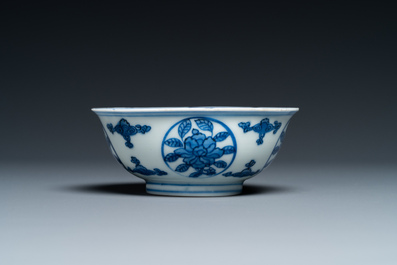 Een Chinese blauw-witte 'draken' kom met lan&ccedil;a-inscripties, Wanli merk en periode
