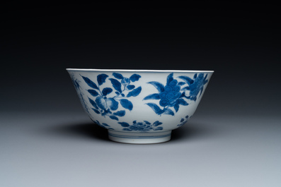 Een Chinese blauw-witte 'sanduo' kom, Kangxi merk en periode
