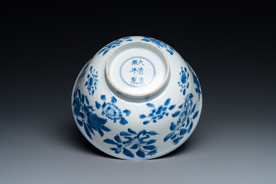 Een Chinese blauw-witte 'sanduo' kom, Kangxi merk en periode