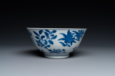 Een Chinese blauw-witte 'sanduo' kom, Kangxi merk en periode