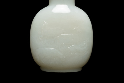 Une tabati&egrave;re en jade blanche &agrave; d&eacute;cor des 'Huit chevaux de Mu Wang', 18/19&egrave;me