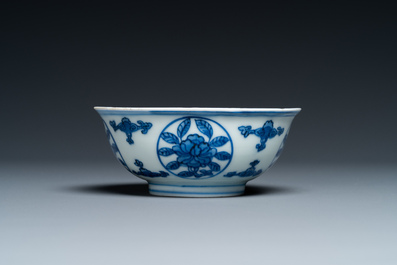 Een Chinese blauw-witte 'draken' kom met lan&ccedil;a-inscripties, Wanli merk en periode