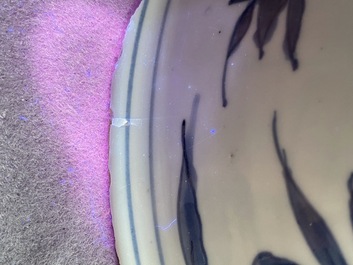 Un bol en porcelaine de Chine en bleu et blanc &agrave; d&eacute;cor de grues, Ming
