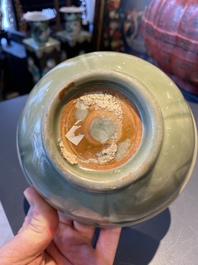 Een Chinese Longquan celadon kom met ingekerfd decor, Ming