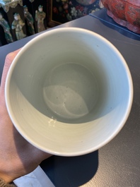 Un porte-pinceaux de type 'bitong' en porcelaine de Chine en bleu et blanc, Kangxi