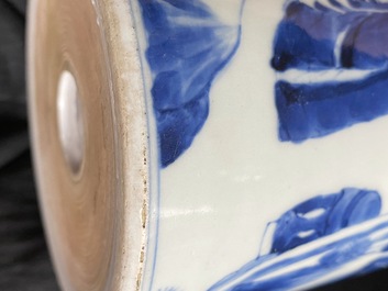 Un pot &agrave; pinceaux en porcelaine de Chine en bleu et blanc, Kangxi