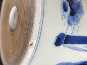 Un pot &agrave; pinceaux en porcelaine de Chine en bleu et blanc, Kangxi