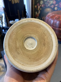 Un pot &agrave; pinceaux en porcelaine de Chine en bleu et blanc, Kangxi