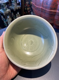 Een Chinese Longquan celadon kom met ingekerfd decor, Ming